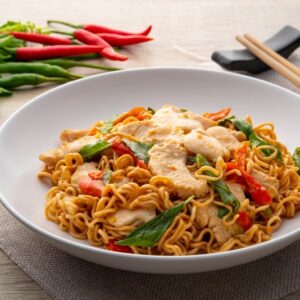 Poitrine de poulet en lanières avec légumes, sauce tomate et nouilles chinoises – 500gr
