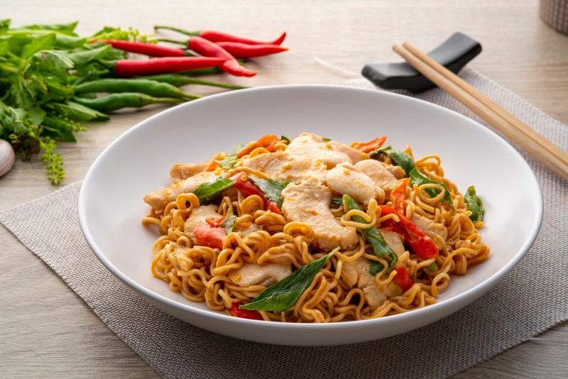 Poitrine de poulet en lanières avec légumes, sauce tomate et nouilles chinoises – 500gr