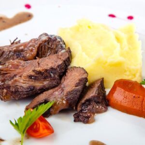 Steak de bœuf, sauce brune et purée de patates et légumes avec salade du chef - 500gr